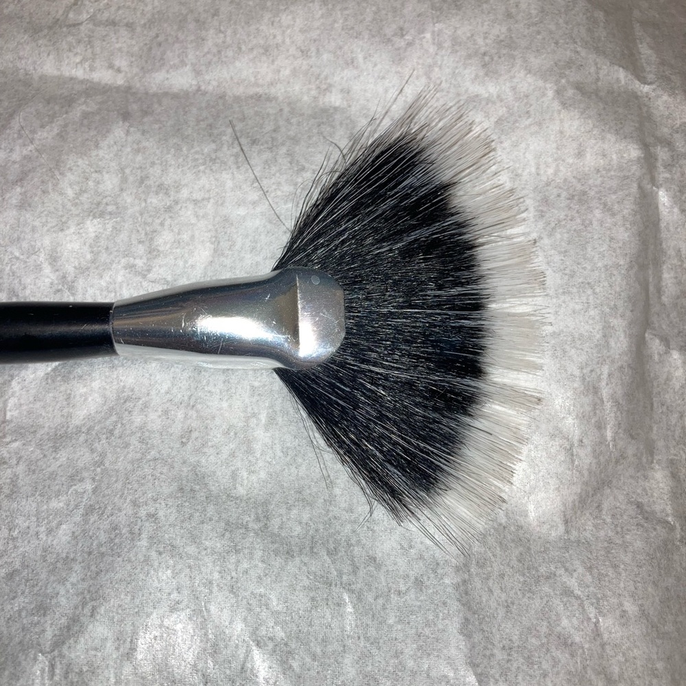 🛑SOLD🛑Fan Brush for Highlighter or Removing Excess Powder